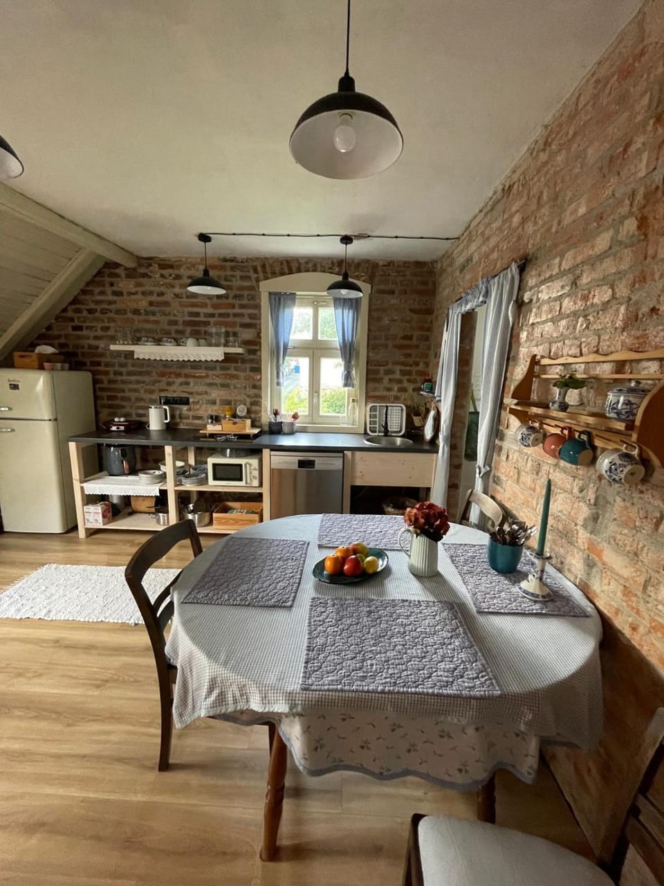 Kitchen or kitchenette, Seating area, stove
