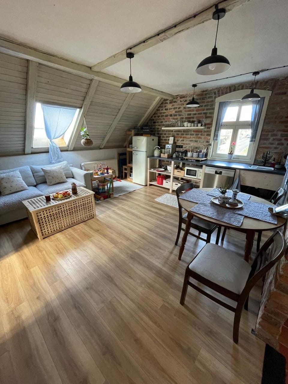 Kitchen or kitchenette, Living room, Seating area, Dining area