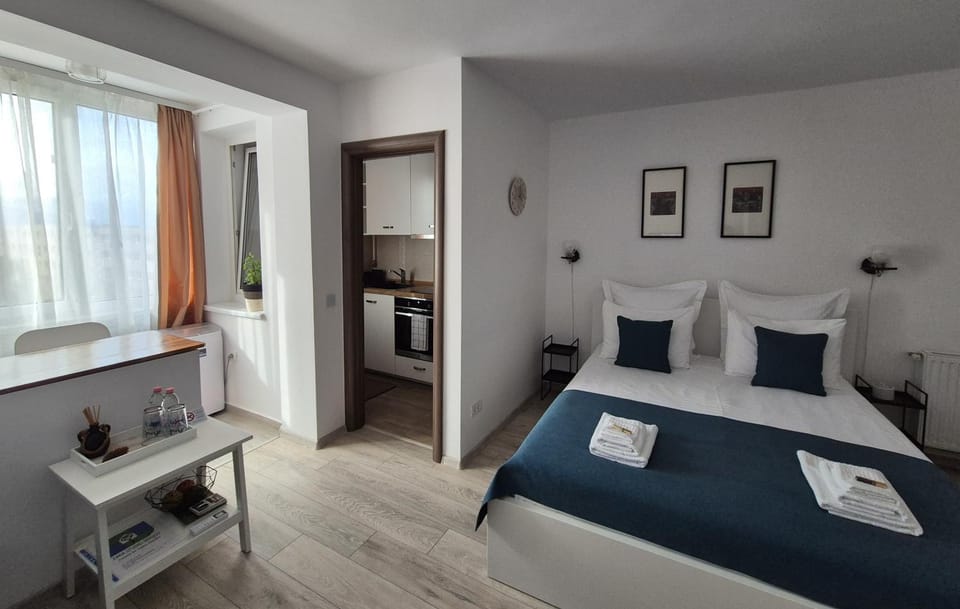 Bed, Photo of the whole room, Dining area, Bedroom, Street view, Quiet street view, Parking, hair dryier, storage, towels, washing machine, kitchen, elevator, air conditioner