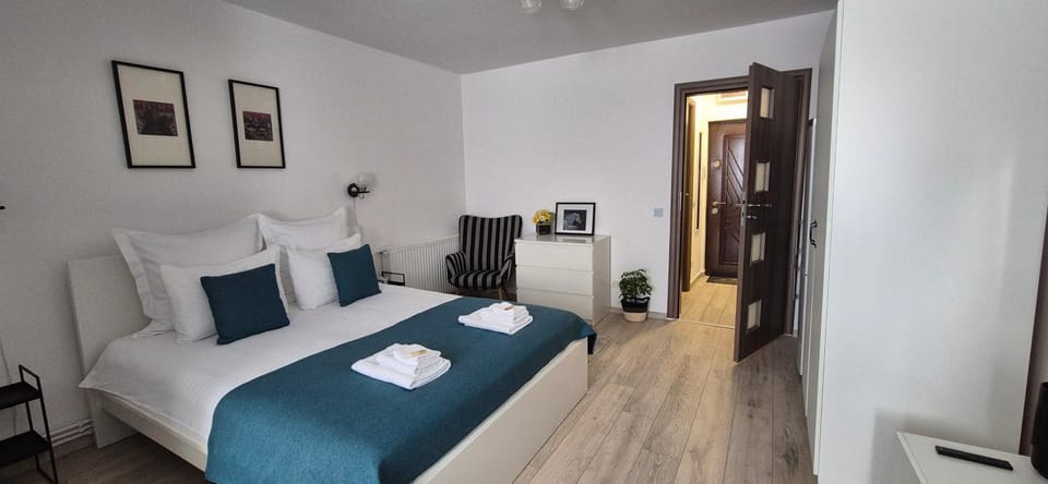 Bed, TV and multimedia, Photo of the whole room, Bedroom, Quiet street view, furniture, towels, wardrobe