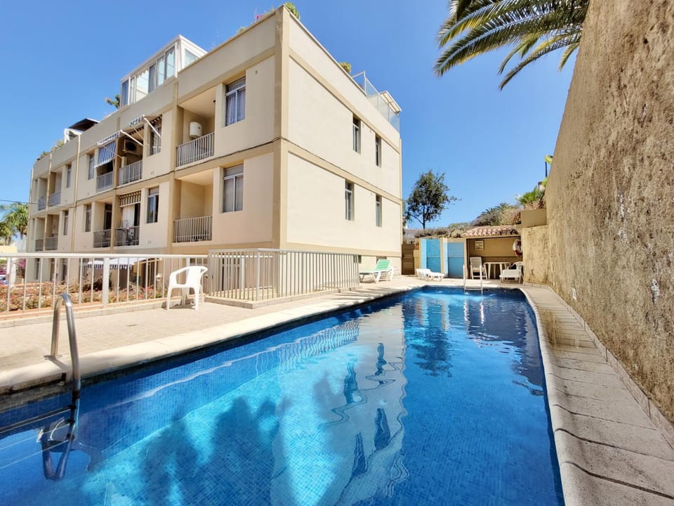 Property building, Swimming pool, sunbed