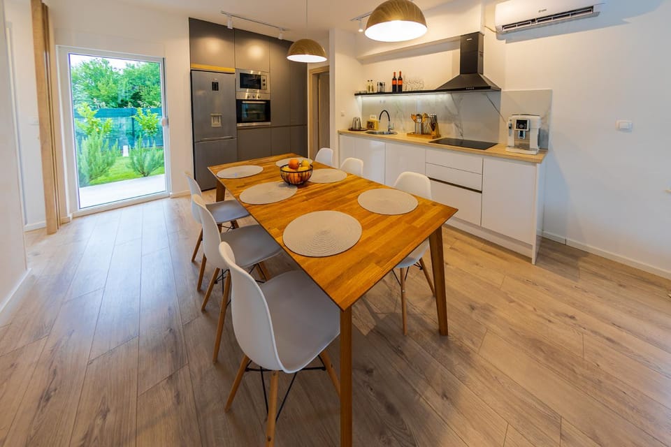 Coffee/tea facilities, Kitchen or kitchenette, Dining area, oven, stove