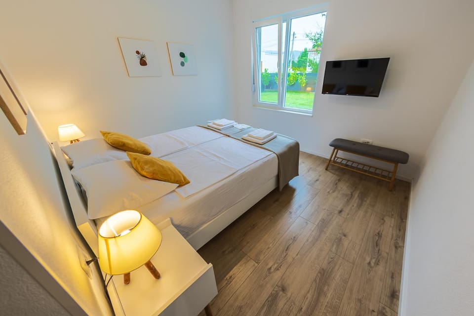 Bed, TV and multimedia, Bedroom