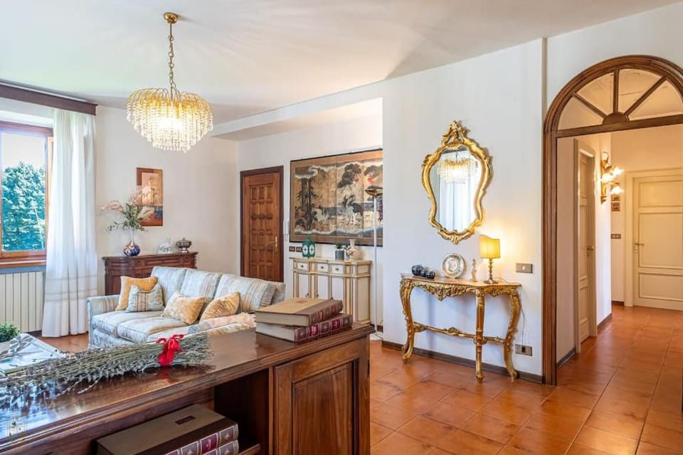 Italian Style Residence Walls View & Garden Apartment in Lucca