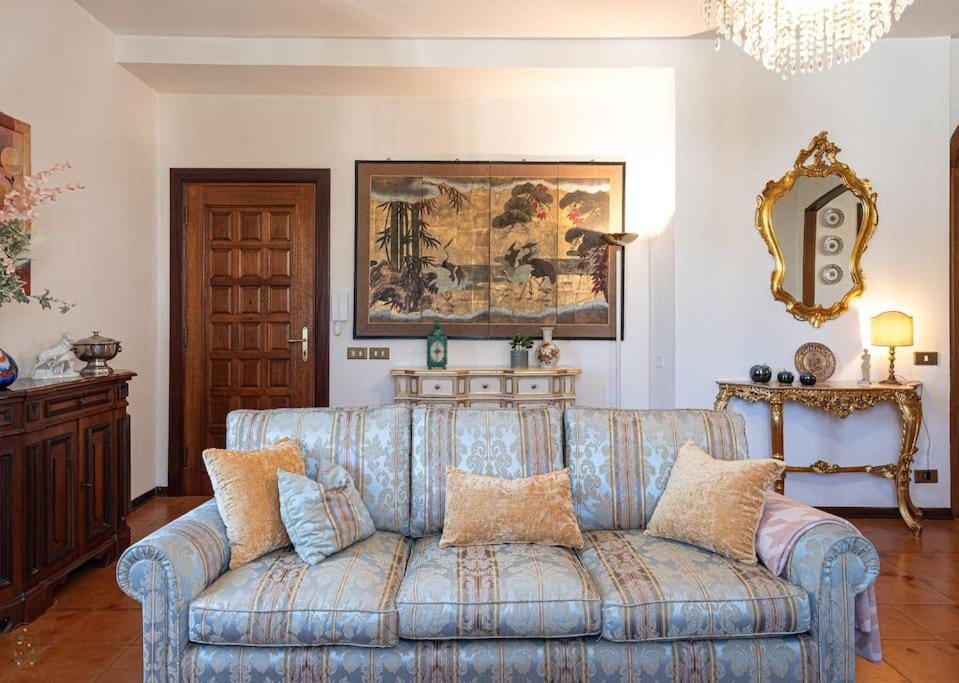 Italian Style Residence Walls View & Garden Apartment in Lucca
