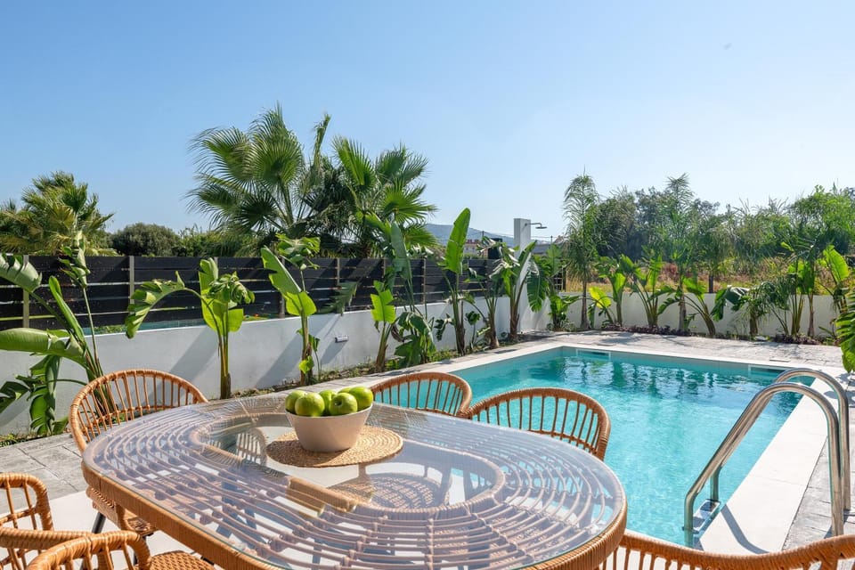 Dining area, Swimming pool