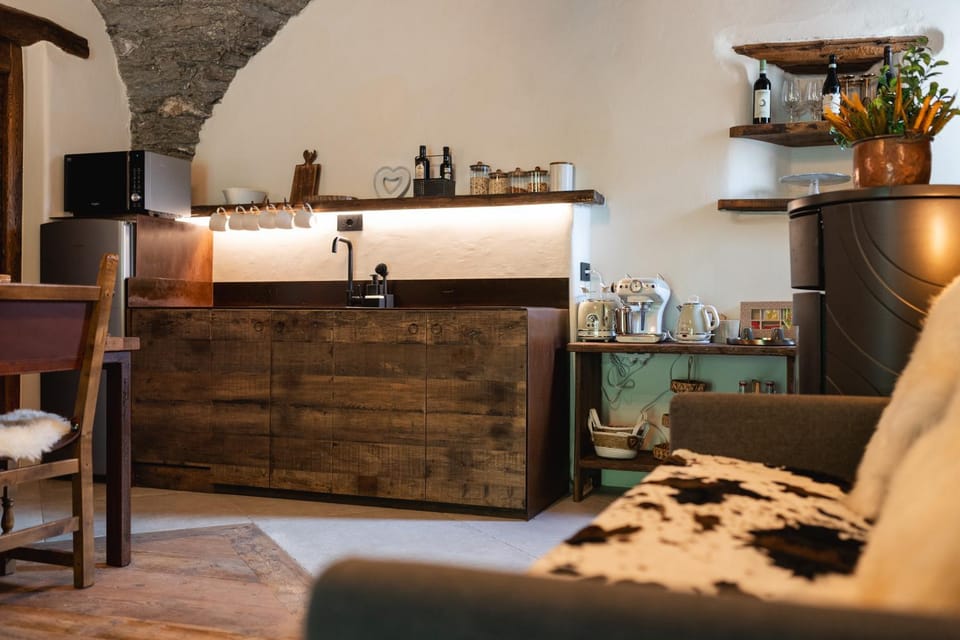 Coffee/tea facilities, Kitchen or kitchenette, Living room, Seating area