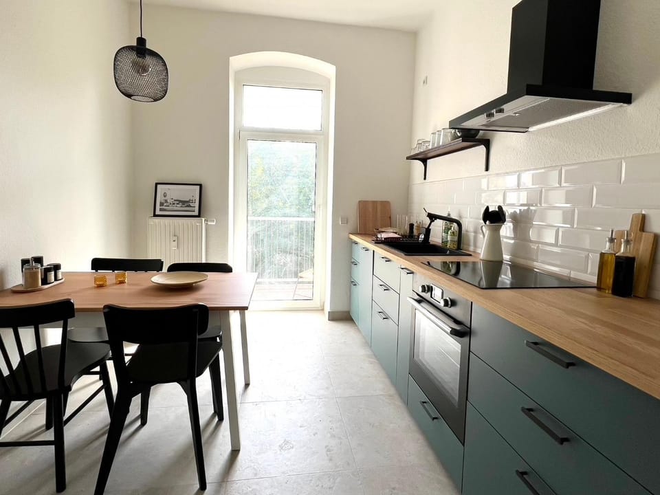 Coffee/tea facilities, Kitchen or kitchenette, Dining area, dishwasher, stove, toaster