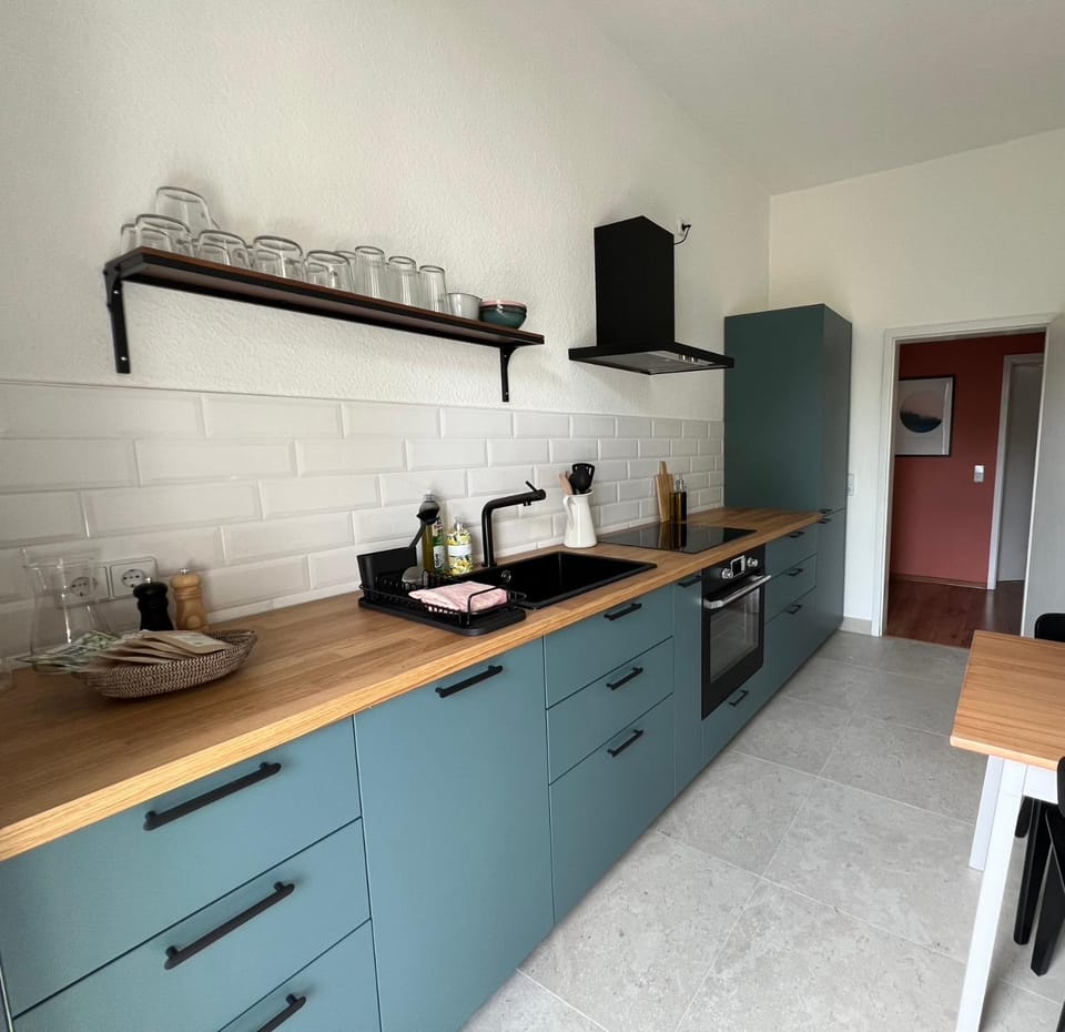 Coffee/tea facilities, Kitchen or kitchenette, stove