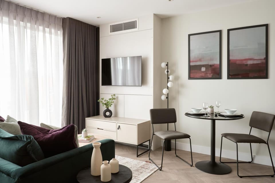 Communal lounge/ TV room, TV and multimedia, Living room, Seating area, Dining area, Evening entertainment