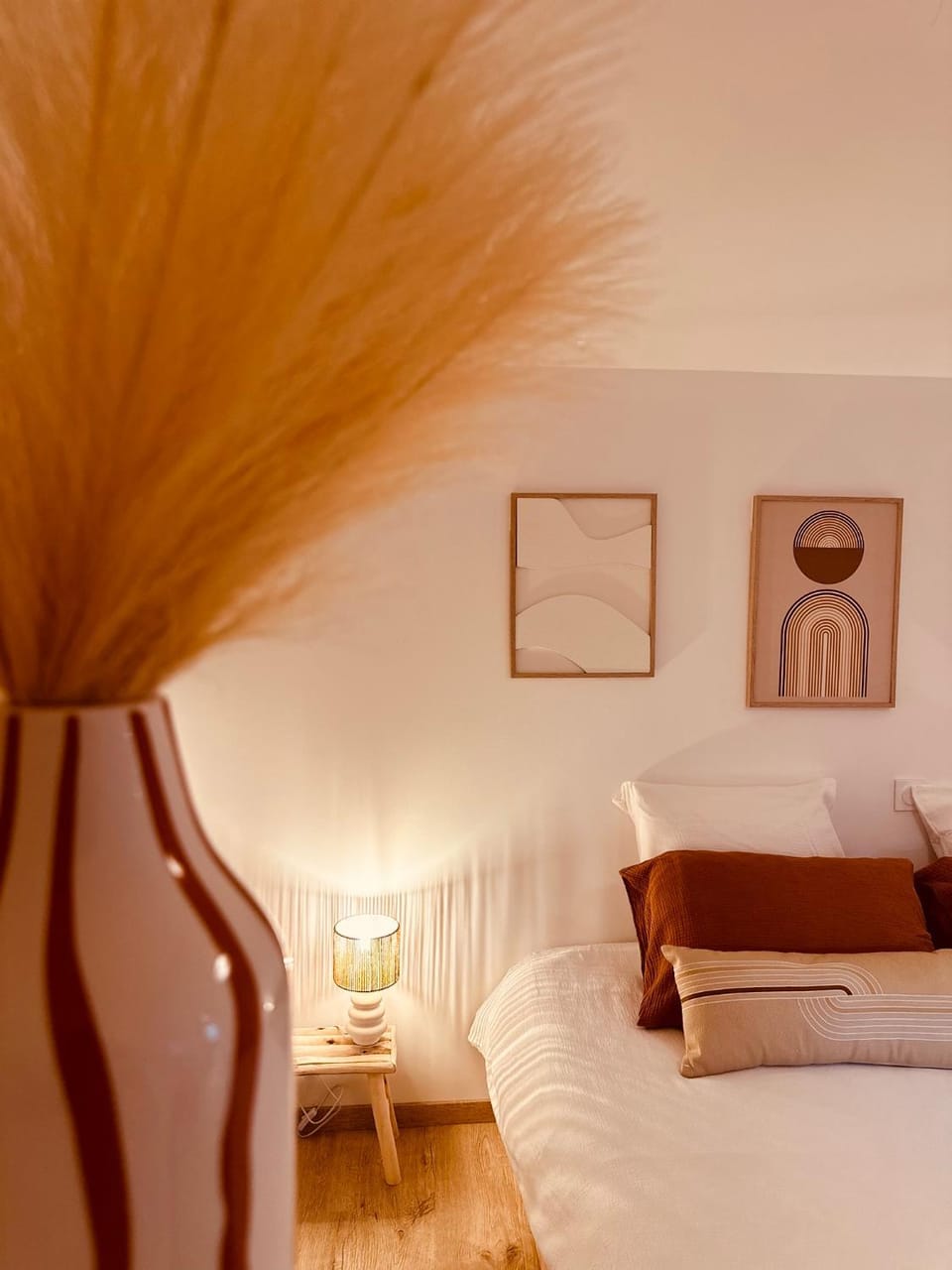 Photo of the whole room, Bedroom