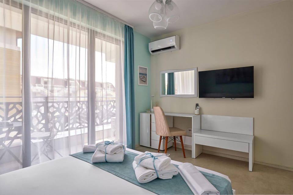 Bed, TV and multimedia, Photo of the whole room, Bedroom, towels, air conditioner