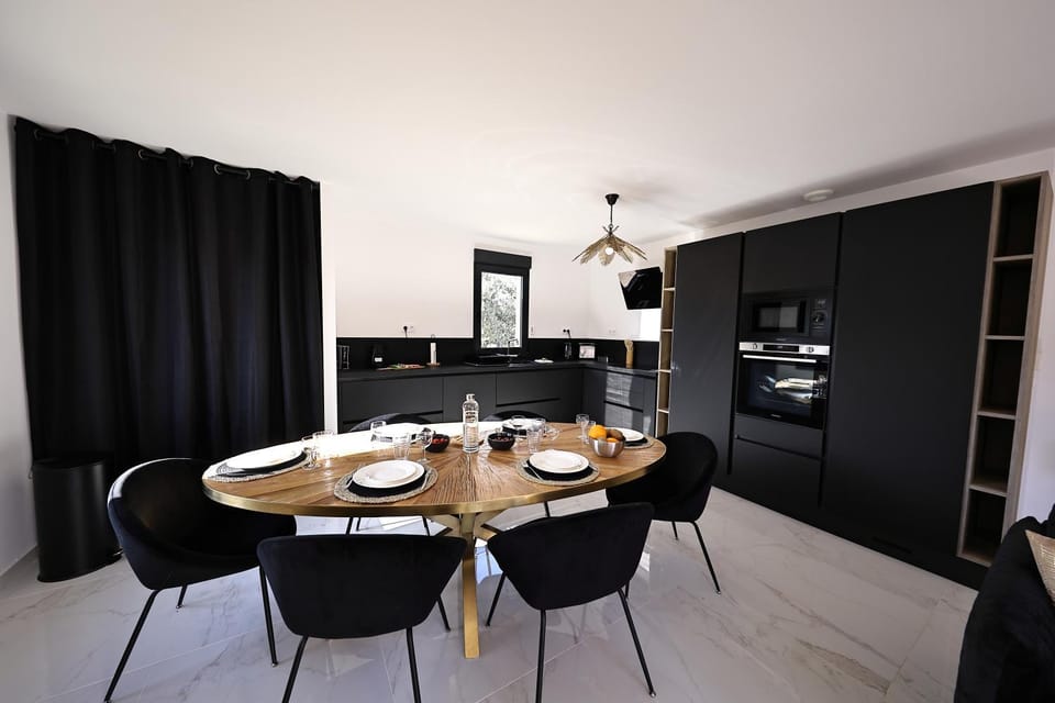 Kitchen or kitchenette, Dining area