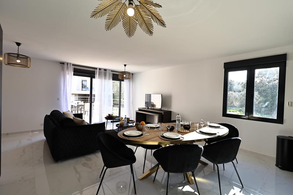 Living room, Seating area, Dining area