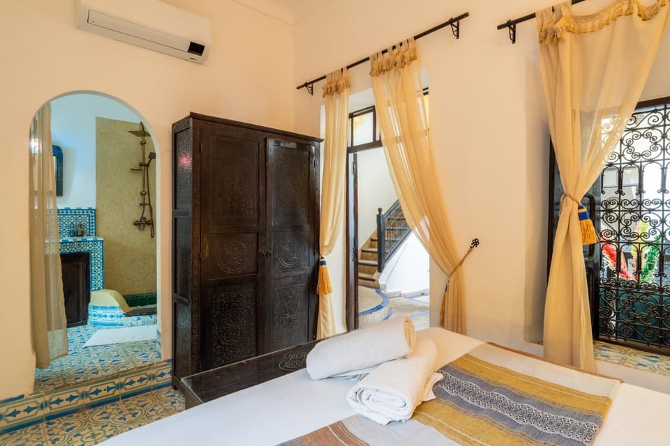 Shower, Bed, Bathroom, Photo of the whole room, Bedroom, Bath, towels
