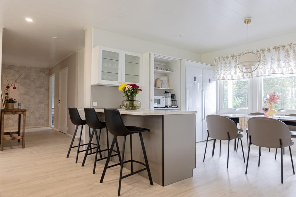 Kitchen or kitchenette, Dining area