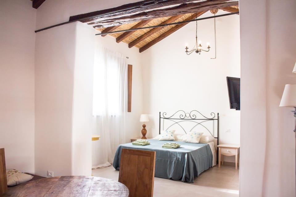 TV and multimedia, Photo of the whole room, Bedroom