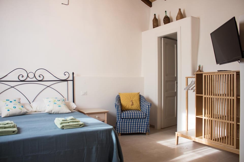 Bed, TV and multimedia, Photo of the whole room, Bedroom, wardrobe