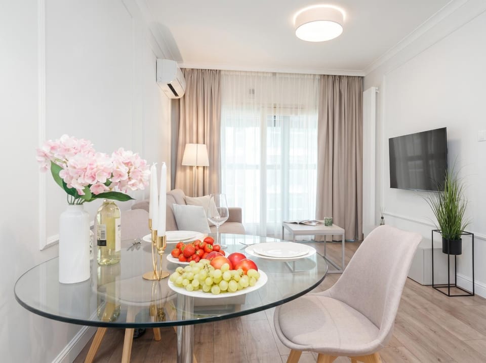 TV and multimedia, Living room, Food and drinks, Seating area, Dining area, Food