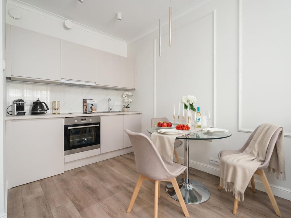Coffee/tea facilities, Kitchen or kitchenette, Living room, Food and drinks, Seating area, Dining area, Food, minibar, pet friendly, stove, toaster