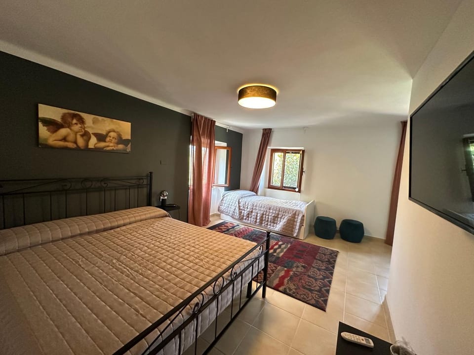 TV and multimedia, Photo of the whole room, Bedroom