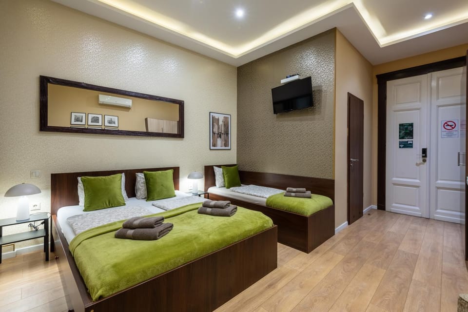 Bed, TV and multimedia, Photo of the whole room