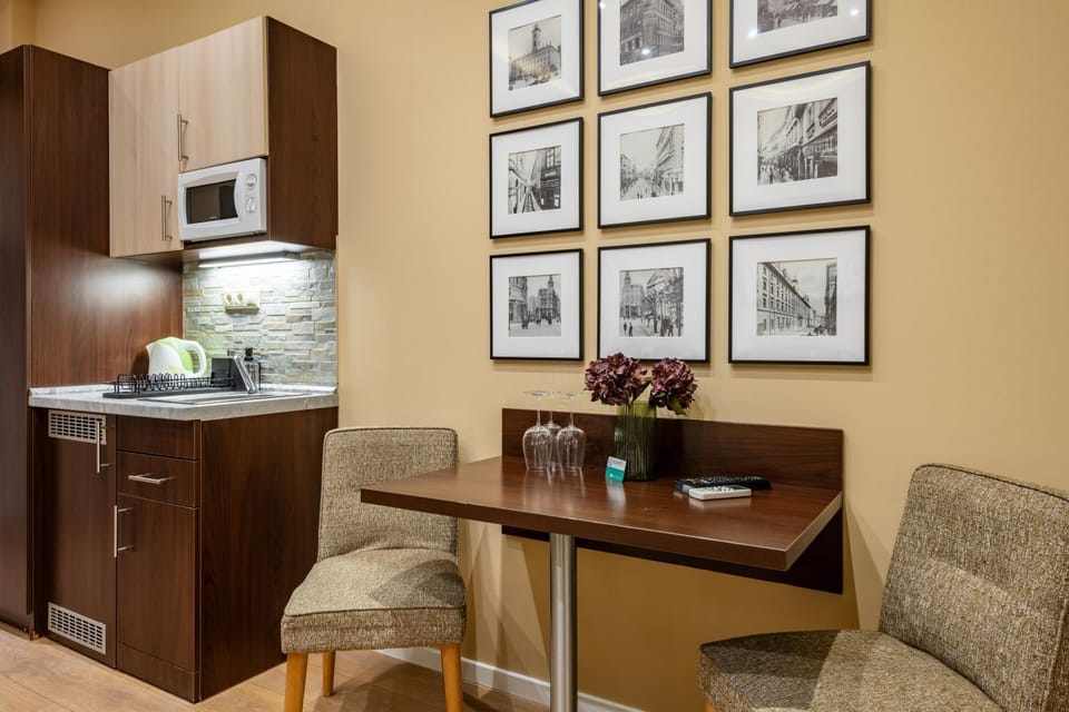 Kitchen or kitchenette, Dining area
