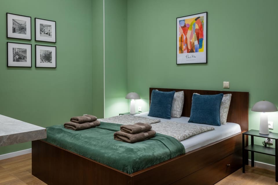 Bed, Photo of the whole room, towels