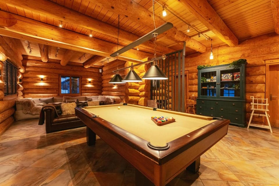 Billiard, Lounge or bar