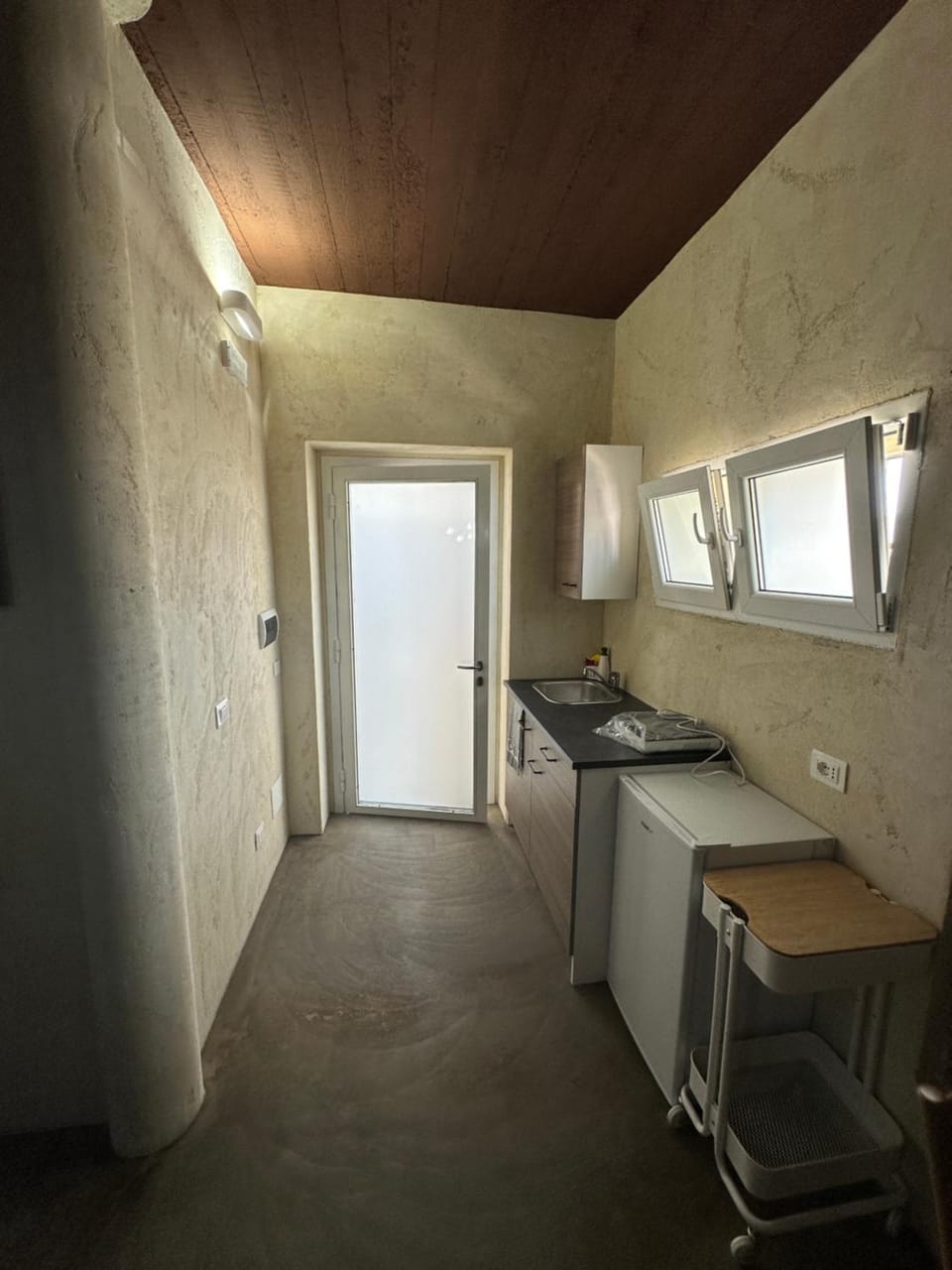 Kitchen or kitchenette, Dining area, minibar, stove