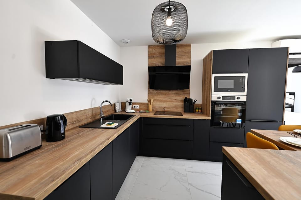 Coffee/tea facilities, Kitchen or kitchenette, oven, stove, toaster