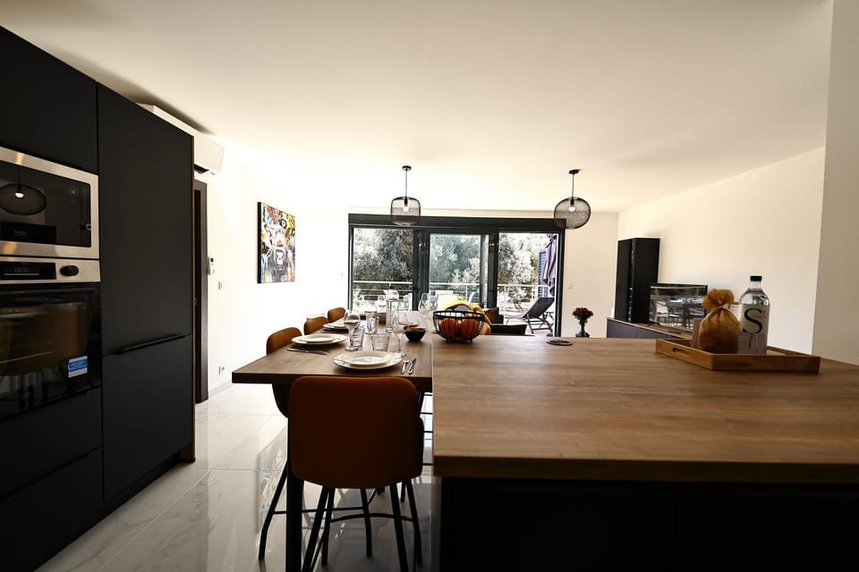 Coffee/tea facilities, oven, stove, toaster