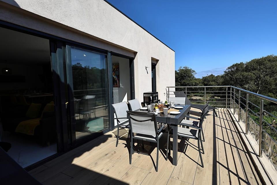 Property building, Patio, Natural landscape, View (from property/room), Balcony/Terrace, Dining area