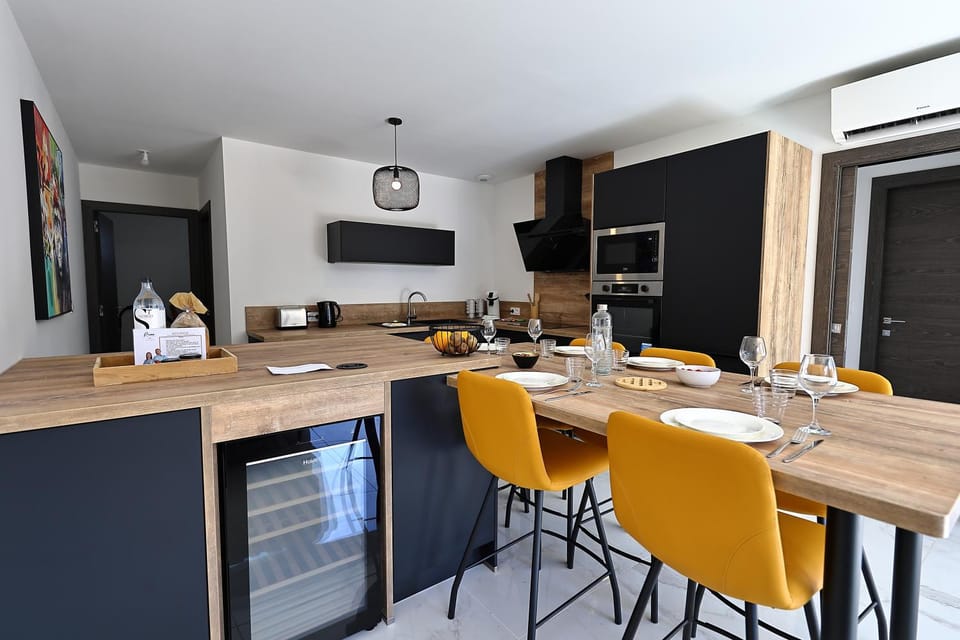 Kitchen or kitchenette, Dining area, oven