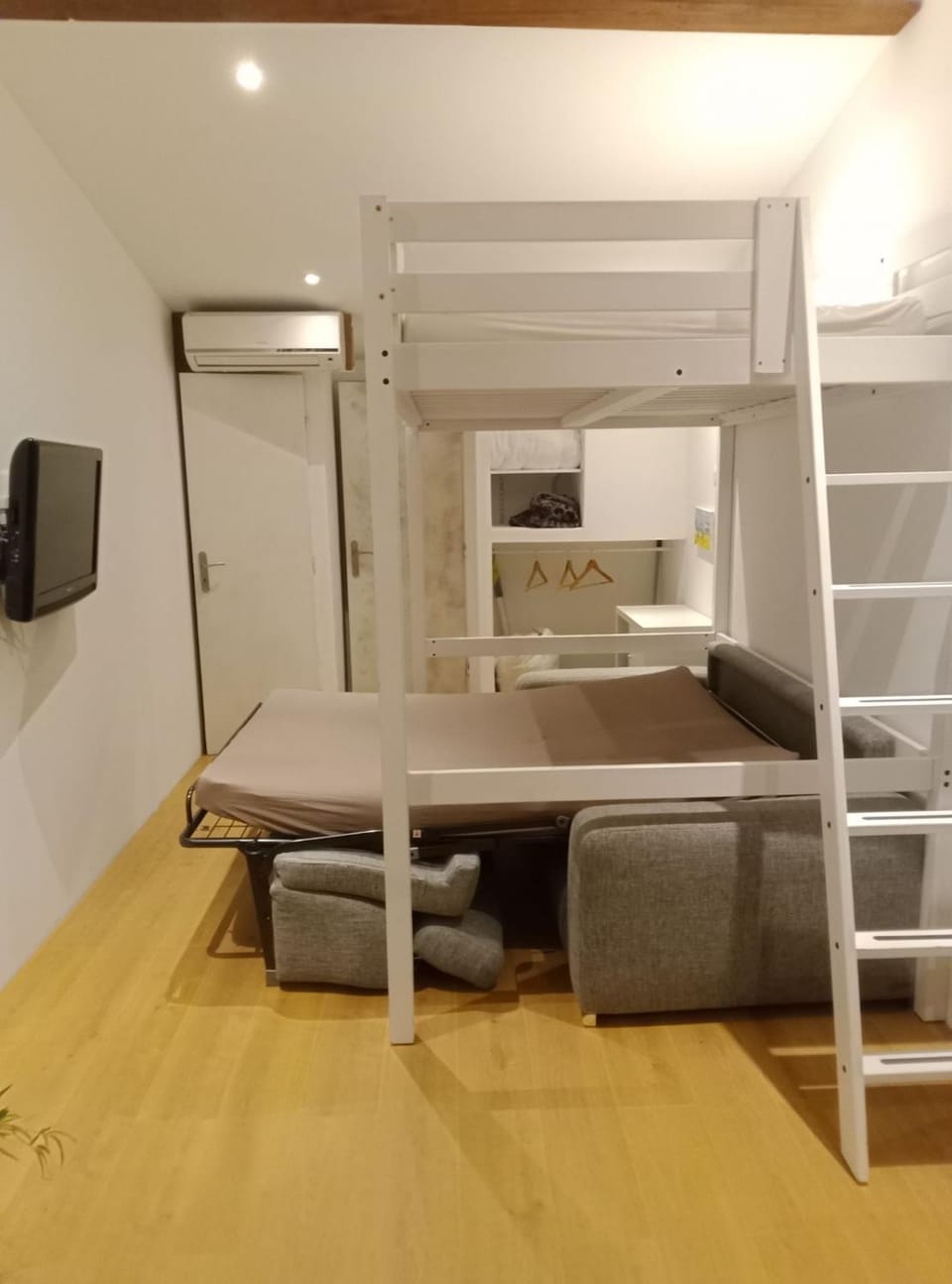 Bed, Photo of the whole room, Bedroom, bunk bed