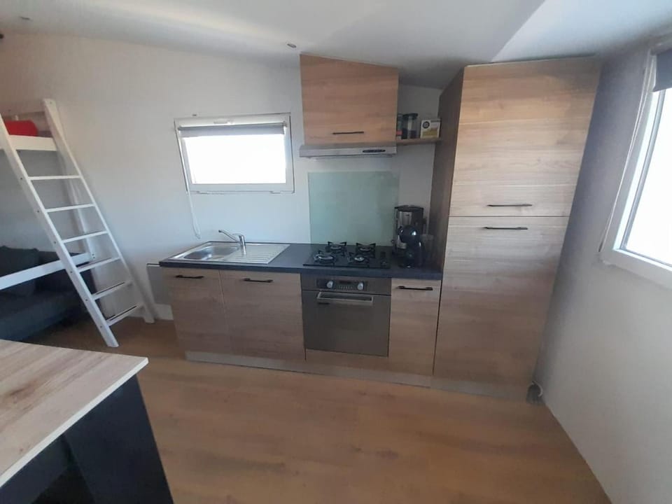 Kitchen or kitchenette, oven, stove