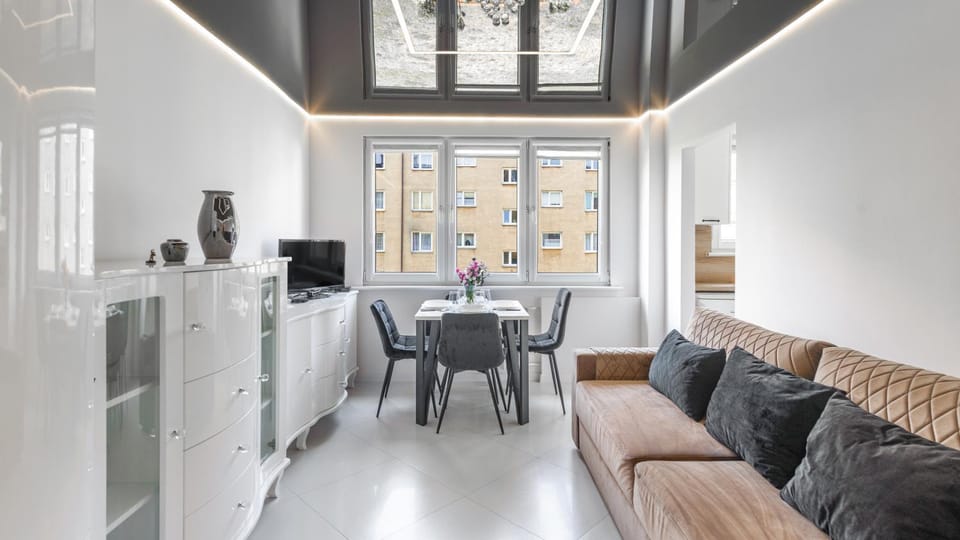 TV and multimedia, Living room, Seating area, Dining area