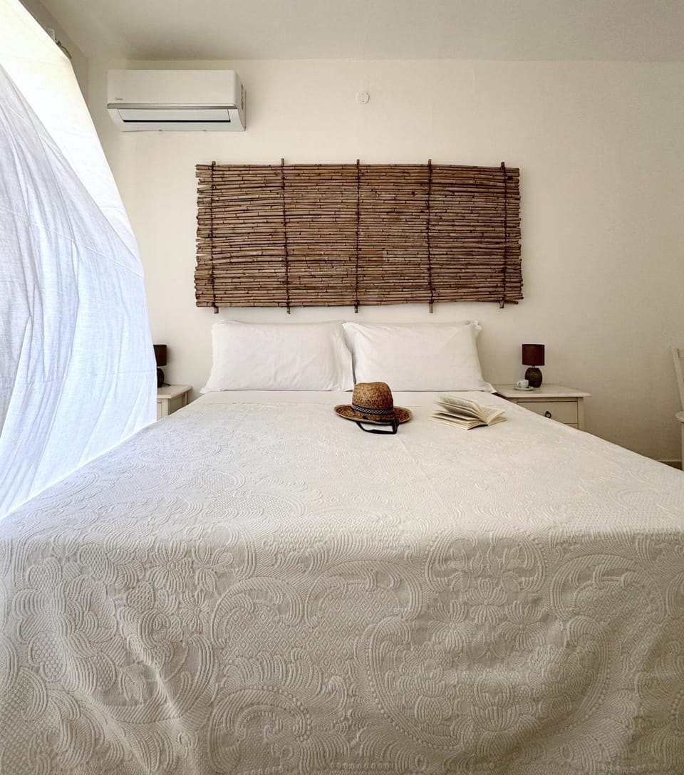 Bedroom, air conditioner