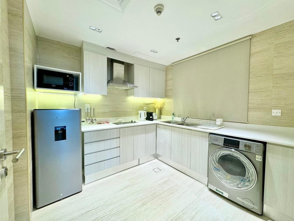 Kitchen or kitchenette, stove, washing machine, dryer