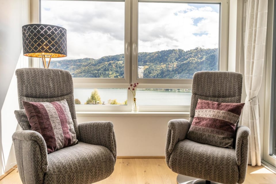 View (from property/room), Living room, Lake view