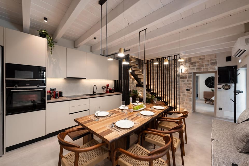 Coffee/tea facilities, Kitchen or kitchenette, Food and drinks, Dining area, oven, stove, air conditioner