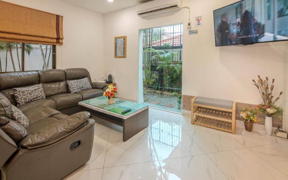 Communal lounge/ TV room, Communal lounge/ TV room, TV and multimedia, Living room, Seating area, air conditioner