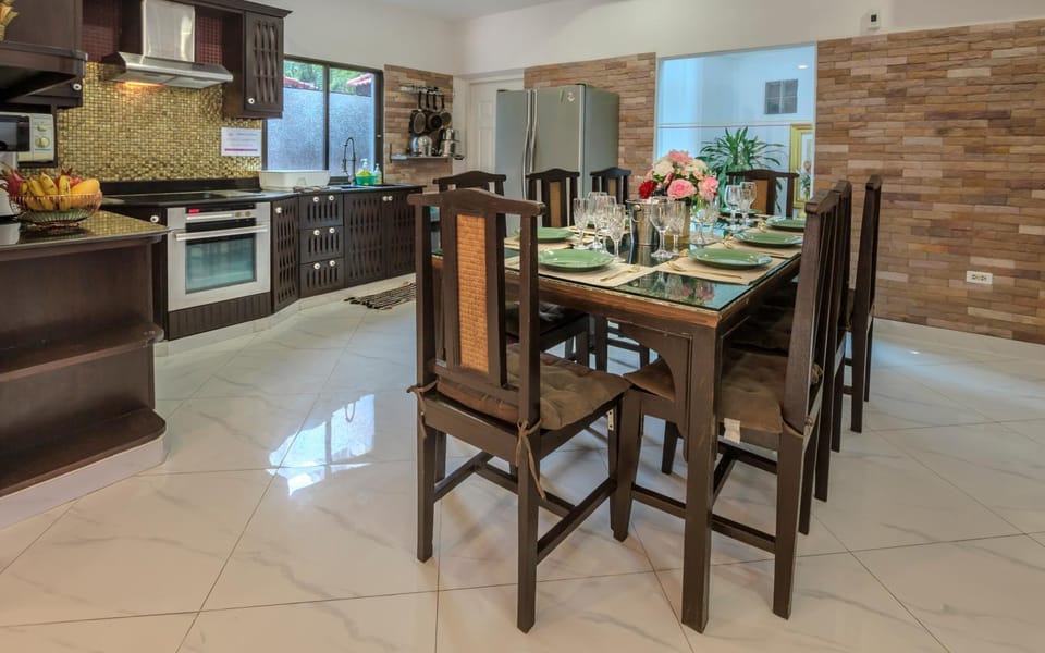 Kitchen or kitchenette, Food and drinks, Dining area, Food, oven