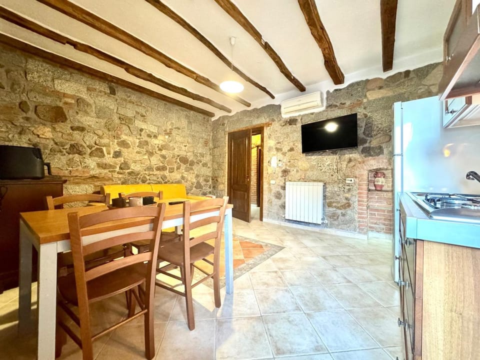 TV and multimedia, Kitchen or kitchenette, Dining area, stove