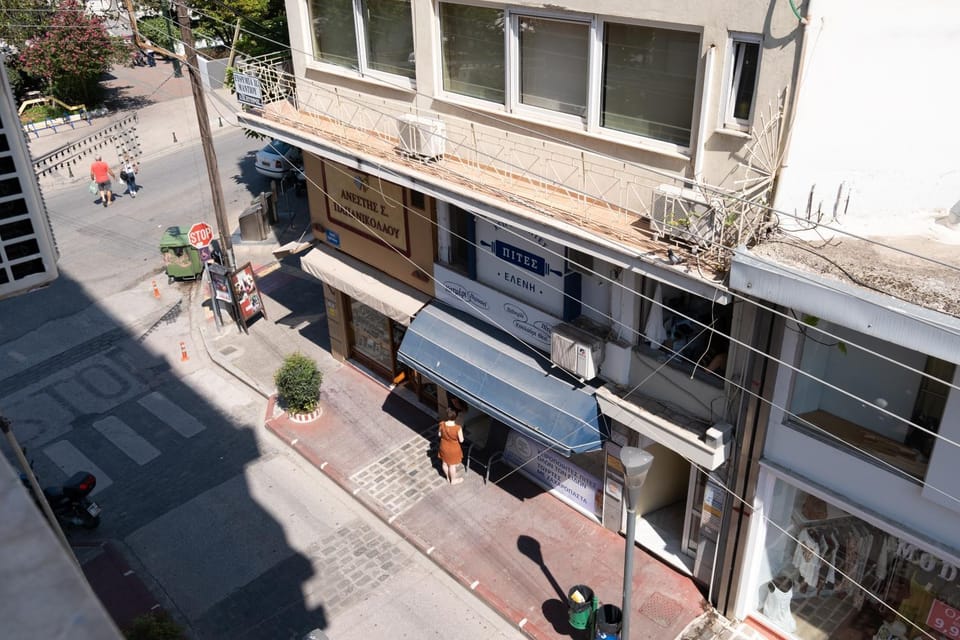 Property building, Day, People, Neighbourhood, Street view, Location, group of guests