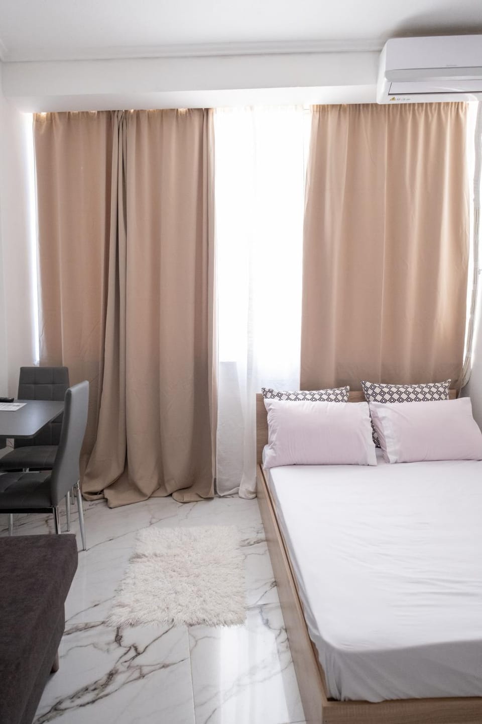 Bed, TV and multimedia, Living room, Photo of the whole room, Seating area, Bedroom, hair dresser, air conditioner