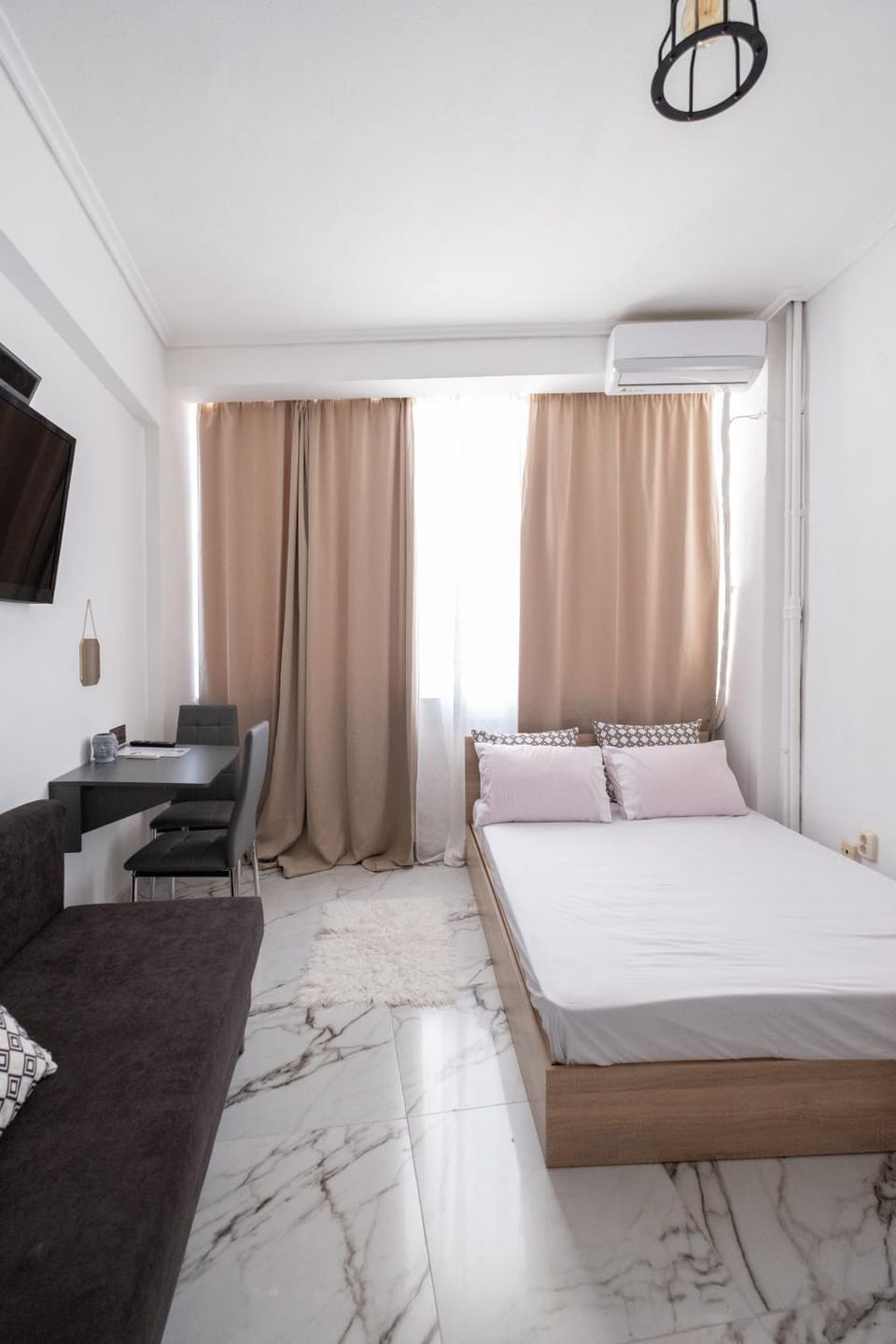 Bed, TV and multimedia, Living room, Photo of the whole room, Seating area, Bedroom, hair dresser