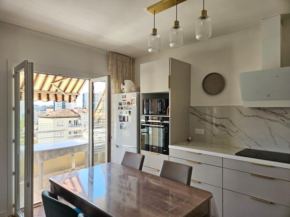Kitchen or kitchenette, Dining area, stove
