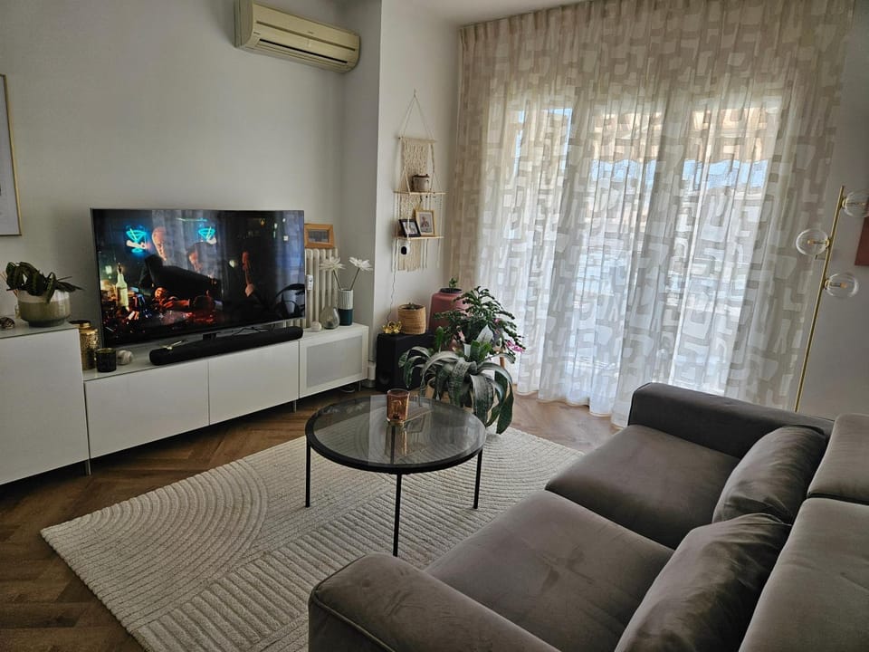 Communal lounge/ TV room, TV and multimedia, Living room, air conditioner