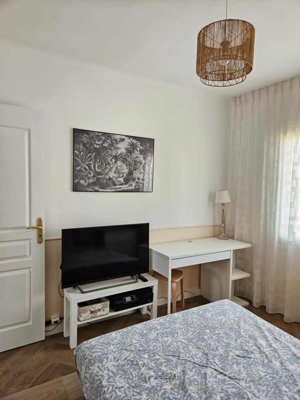 TV and multimedia, Photo of the whole room, Bedroom